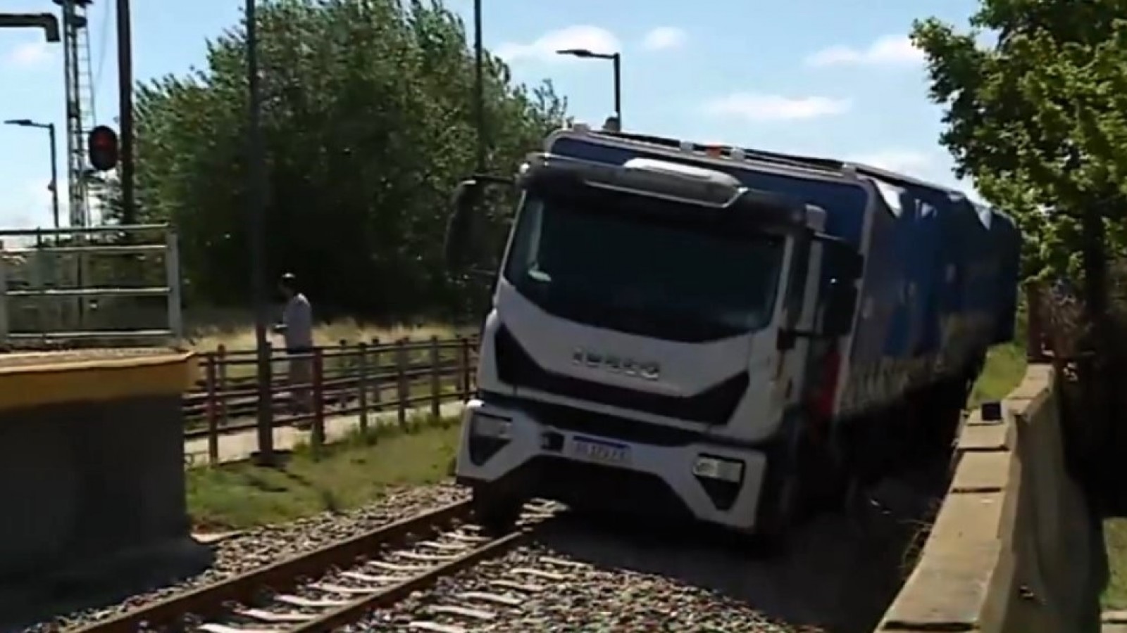 Un camión se equivocó de camino y quedó atascado en medio de las vías del tren en Merlo